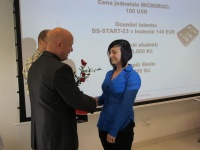 Eliška Málková přebírá cenu